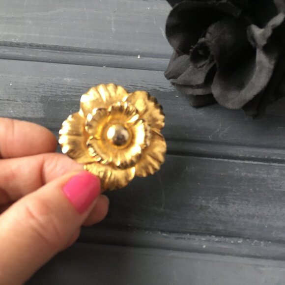 Gold Flower Collar Clip - Picture 1 of 6
